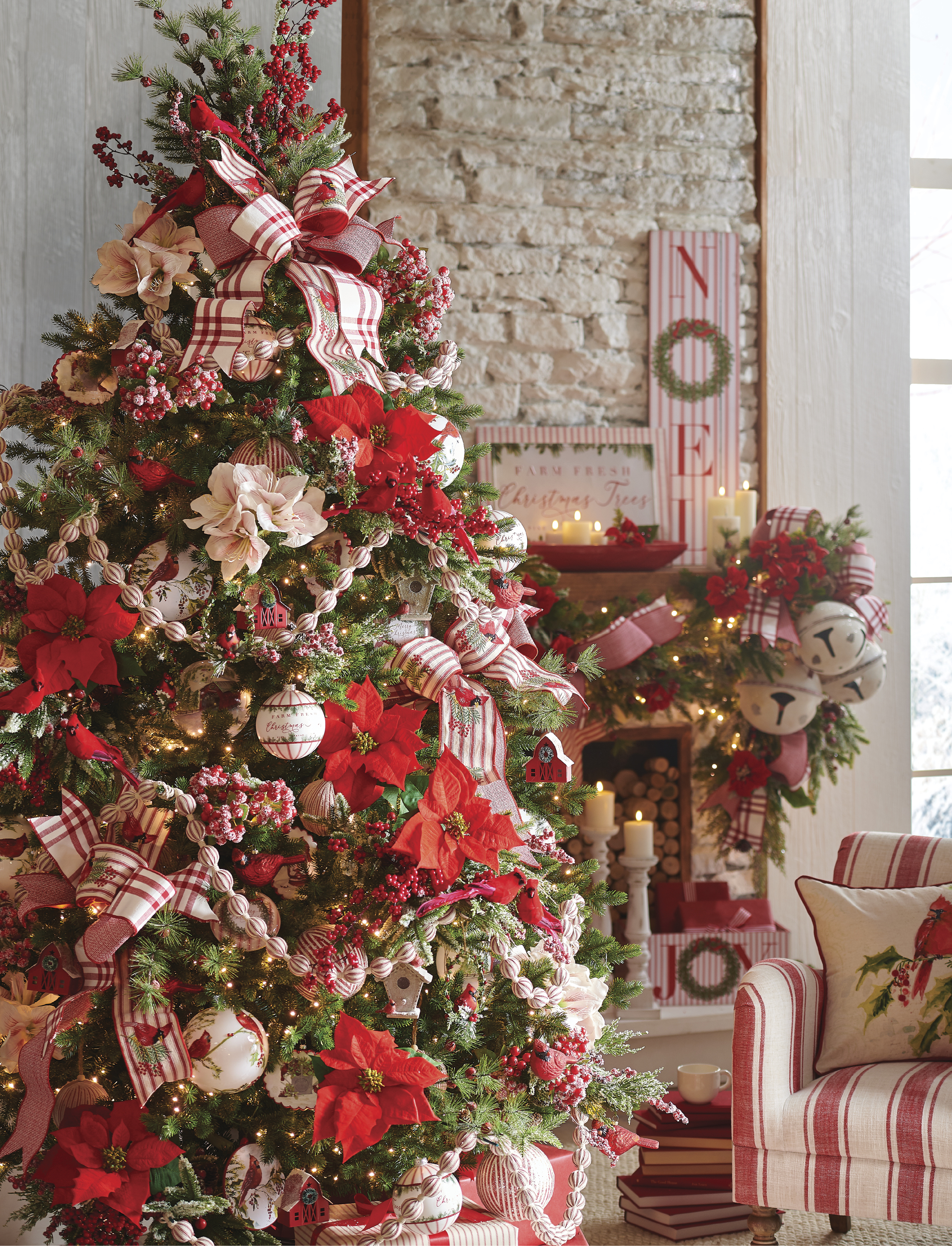 Branche décorative de Noël avec boules rouges, irisées et or